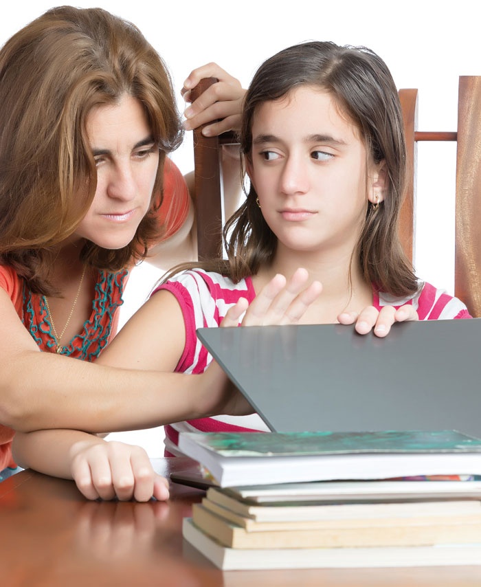 تفتيش خصوصيات الأبناء حق للآباء أم تجسّس مرفوض؟