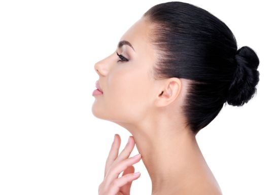 طرق سريعة لإخفاء الذقن المزدوج