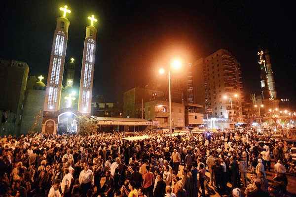 تجمع الأهالي بعد الحادث