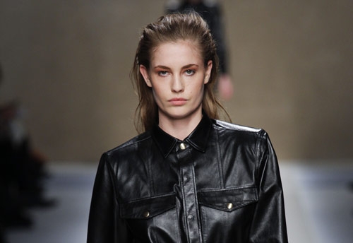 كيف أرتدي الجلد، بكل قصّاته وألوانه....