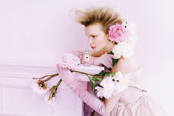 'معلمة' العطور ومبتكرة عطر الأنوثة والشفافية الجديد من Jo Malone London كريستين ناجل...