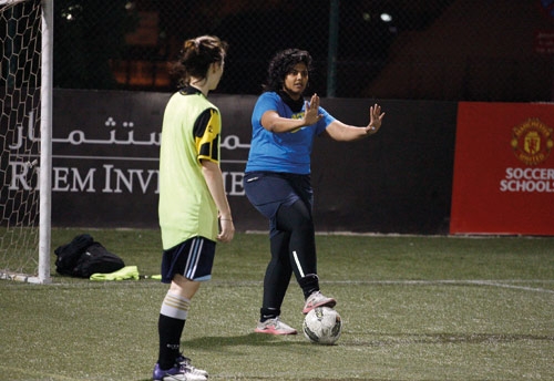 أول مدرّبة لكرة القدم على مستوى الخليج الإماراتية حورية الظاهري