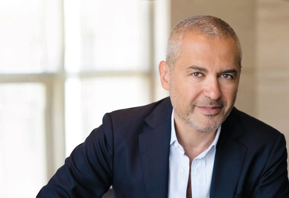 إيلي صعب بصمة على زجاجة EVIAN 