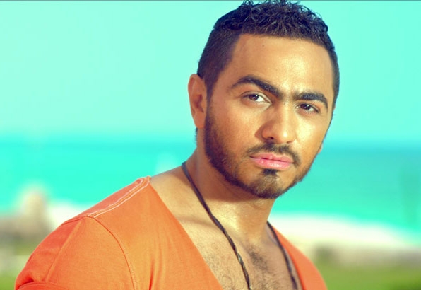 تامر حسني يتحمل خسائر جمهوره في حفلة العين السخنة