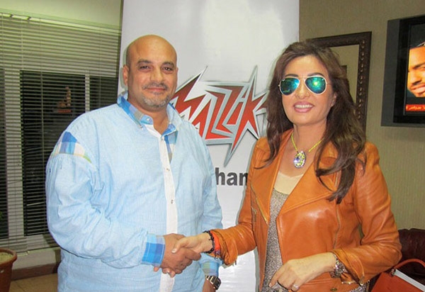 لطيفة توقع مع 'عالم الفن' لتوزيع ألبومها في مصر