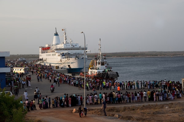 أضخم معرض عائم للكتاب في العالم يرسو في أبو ظبي