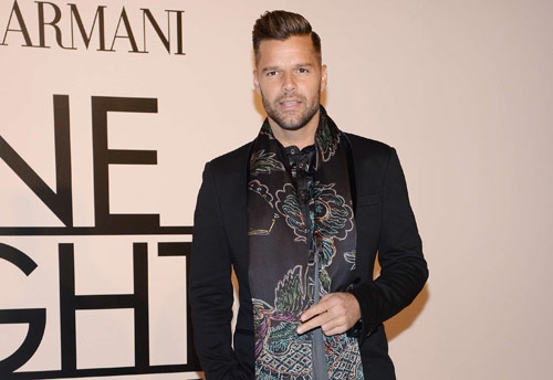 ريكي مارتن، أنيق ومتألّق بأزياء Giorgio Armani