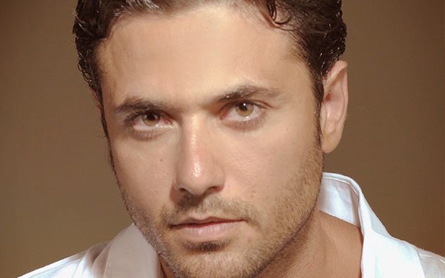 أحمد عزّ يبكي والده