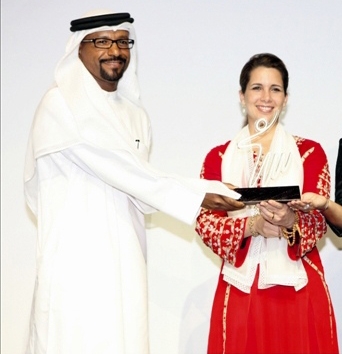 الأميرة هيا تكرم الفائزين 