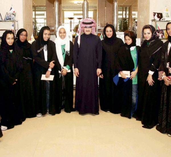 الأمير الوليد يستقبل أول فريق نسائي سعودي لكرة القدم  