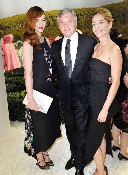 رئيس دار ديور سيدني توليدانو يتوسط الممثلة لويز بورغوان والعارضة لوسي دو لا فاليز