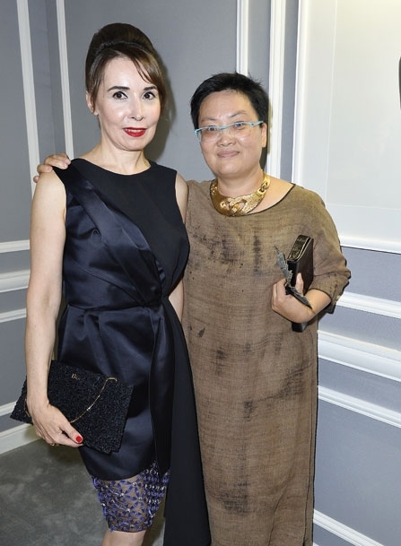 مفوضة المعرض فلورانس مولر والفنانة لين تيانمياو