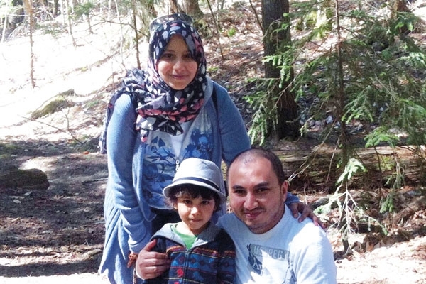 مع زوجها وابنهما