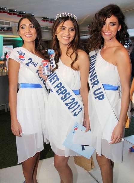 الملكة وواصيفتيها