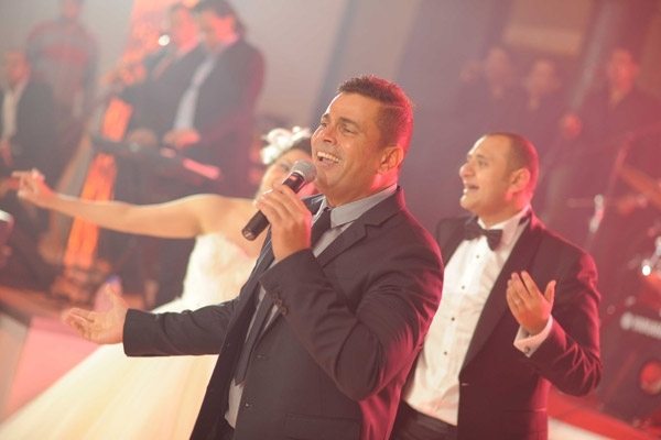 عمرو دياب يغني للعروسين