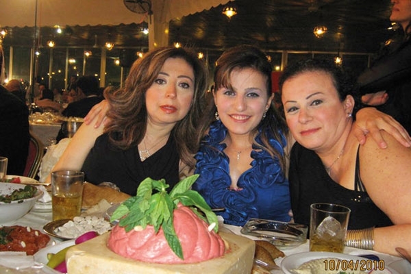 ندى من اليمين مع صديقاتها