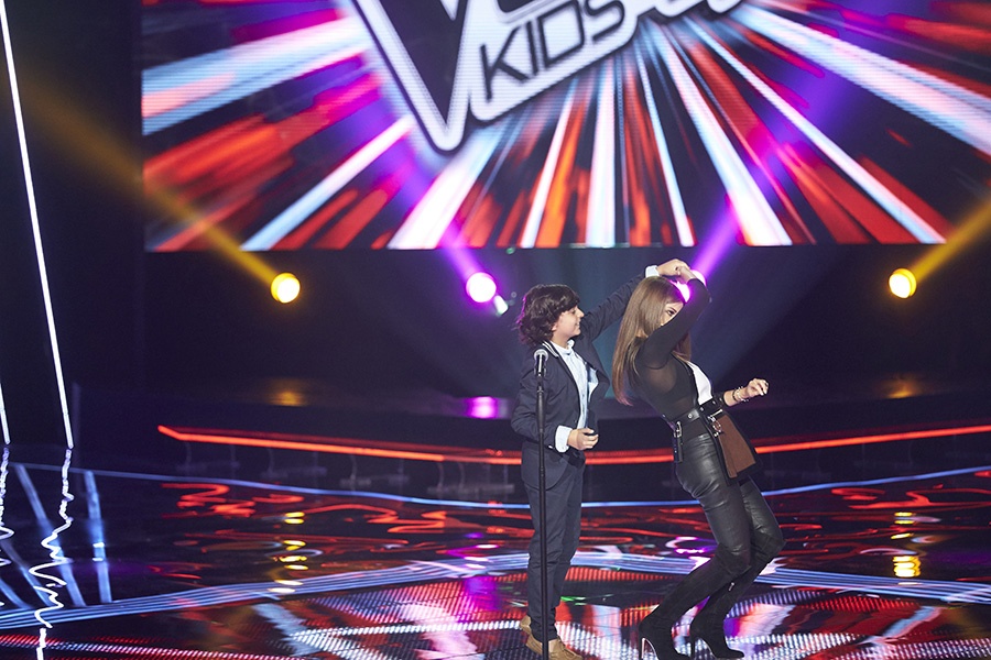 بالفيديو - طفل يرقص مع نانسي في the Voice kids.. وما قصة وفاة جده؟