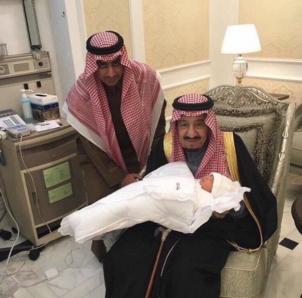 بالصور - الملك سلمان يحتفل بحفيد ولي العهد الأمير محمد بن نايف