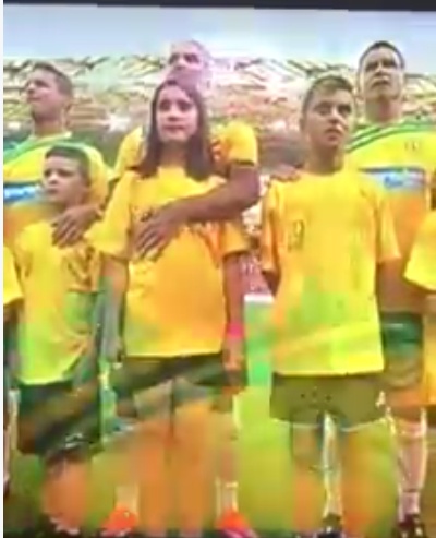 بالفيديو – الكاميرا تلتقط لاعب كرة قدم يتحرش بفتاة صغيرة