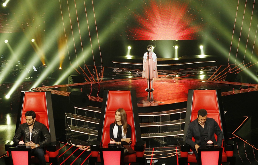 بالفيديو - نانسي حزينة.. والطفلة تتغزل بها: I Love your eyes