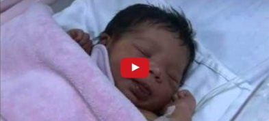 فيديو مؤثر - العثور على طفلة رضيعة بباب المسجد