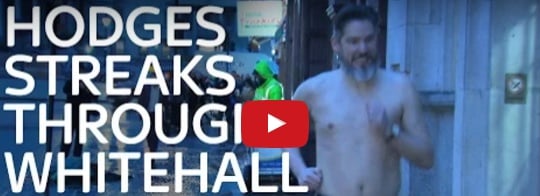 بالفيديو - صحافي بريطاني يركض عارياً في شوارع لندن!