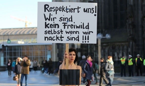 بالصور - فنانة أوروبية تتعرى وسط المدينة احتجاجاً