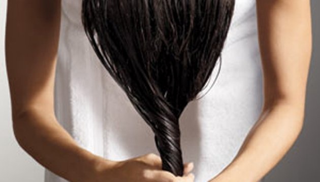 الشعر المبلل يسبب المرض.. إليكم الأسباب