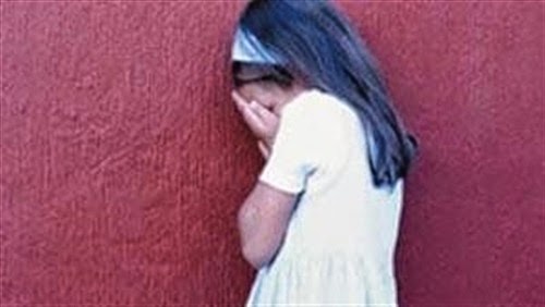 استاذ يعتدي على تلميذته تحت تهديد السلاح.. إليكم القصة