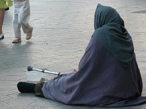 بالصور – بعد وفاة متسولة.. شاهدوا ماذا وجدوا في بيتها!