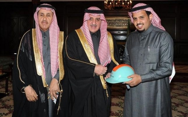 سعودي يخترع خوذة لكشف النعاس.. إليكم التفاصيل