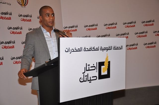 بالصور – بعد اتهامه بنشر العنف.. محمد رمضان يكافح المخدرات