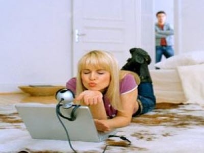 بعد 16 عاماً من الزواج.. دخل الى أحد المواقع الإباحية ليجد فيديو لزوجته!