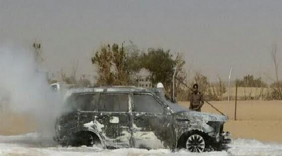 مواطن يضرم النار بسيارته الغالية لسبب مجنون!!