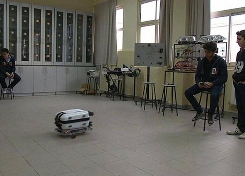 شبان لبنانيون يخترعون حقيبة سفر ذكية تتبع صاحبها!