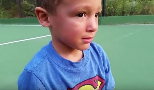 بالفيديو – شاهدوا ماذا حصل لهذا الطفل بسبب والده!!