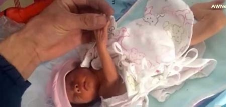 بالصور – جدة تدفن حفيدتها حية.. وهكذا تصرف الوالد