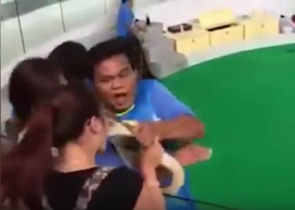 فيديو مروع لثعبان يعض أنف إمرأة