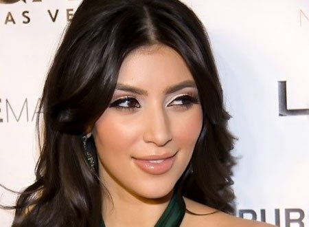 بالصور - هكذا سيكون وجه كيم كاردشيان بعد 30 عاماً.. هل تشبه امها؟