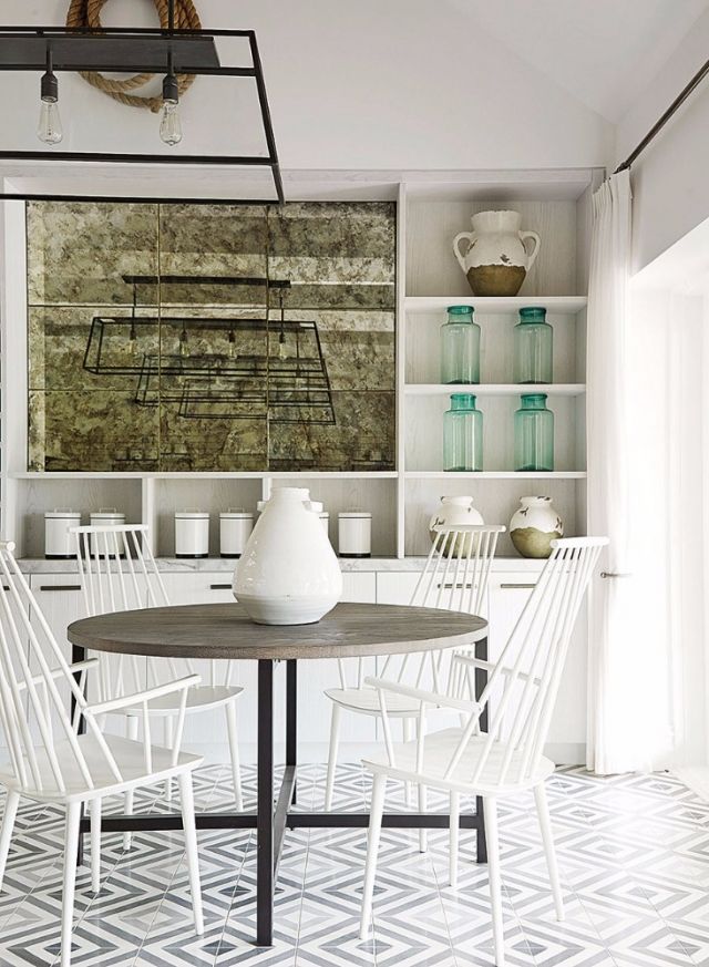 ركن من المطبخ تزينه طاولة مستديرة من المعدن