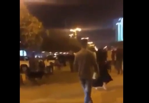 بالفيديو – شاب يهاجم فتاة بكلبه في جدة