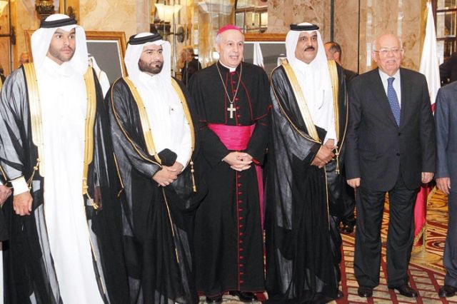 الوزير رشيد درباس والسفير القطري والسفير البابوي وأركان سفارة قطر
