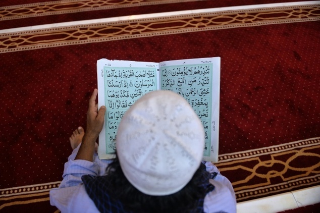 مراهق مسلم يقطع يده بنفسه اثر اتهامه بالكفر... إليكم التفاصيل