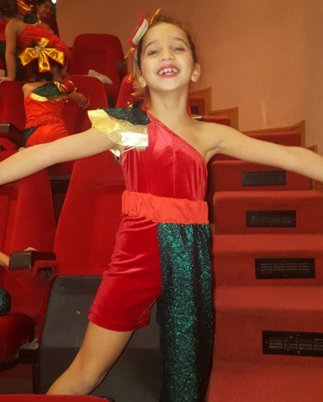 خمنّوا هذه الفتاة من والدتها من الإعلاميات الشهيرات والجميلات؟