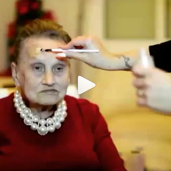 بالفيديو - لن تصدقوا كيف أصبح شكل هذه العجوز بعد الماكياج!