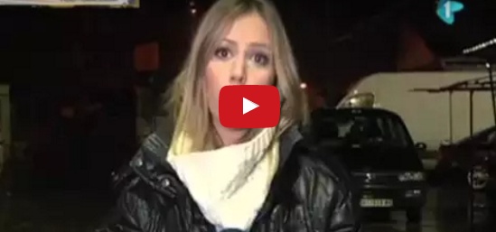 بالفيديو - مسلح يشهر مسدسه بوجه المراسلة على الهواء مباشرة... شاهدوا ماذا فعلت!