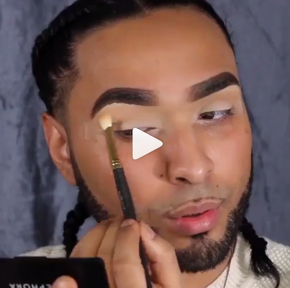 بالفيديو - هذا الرجل يرسم ايلاينر بالكحل العربي بطريقة بارعة!!