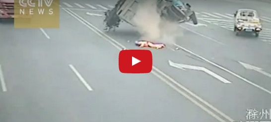 بالفيديو - شاحنة تنقلب على رجل فيخرج سليماً... لن تصدقوا ما ستشاهدونه!