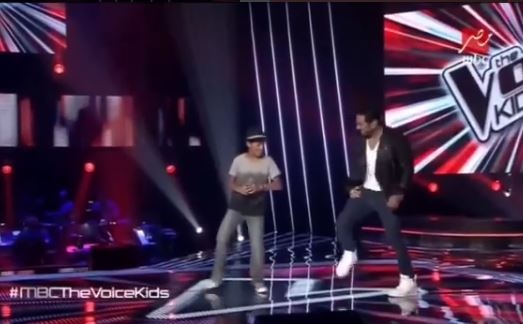 فيديو طريف – هكذا رقص تامر حسني مع متسابق TheVoicekids