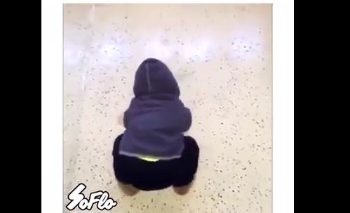 فيديو طريف لطفل يرقص يشعل 